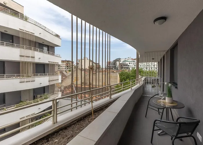Leo Apartment